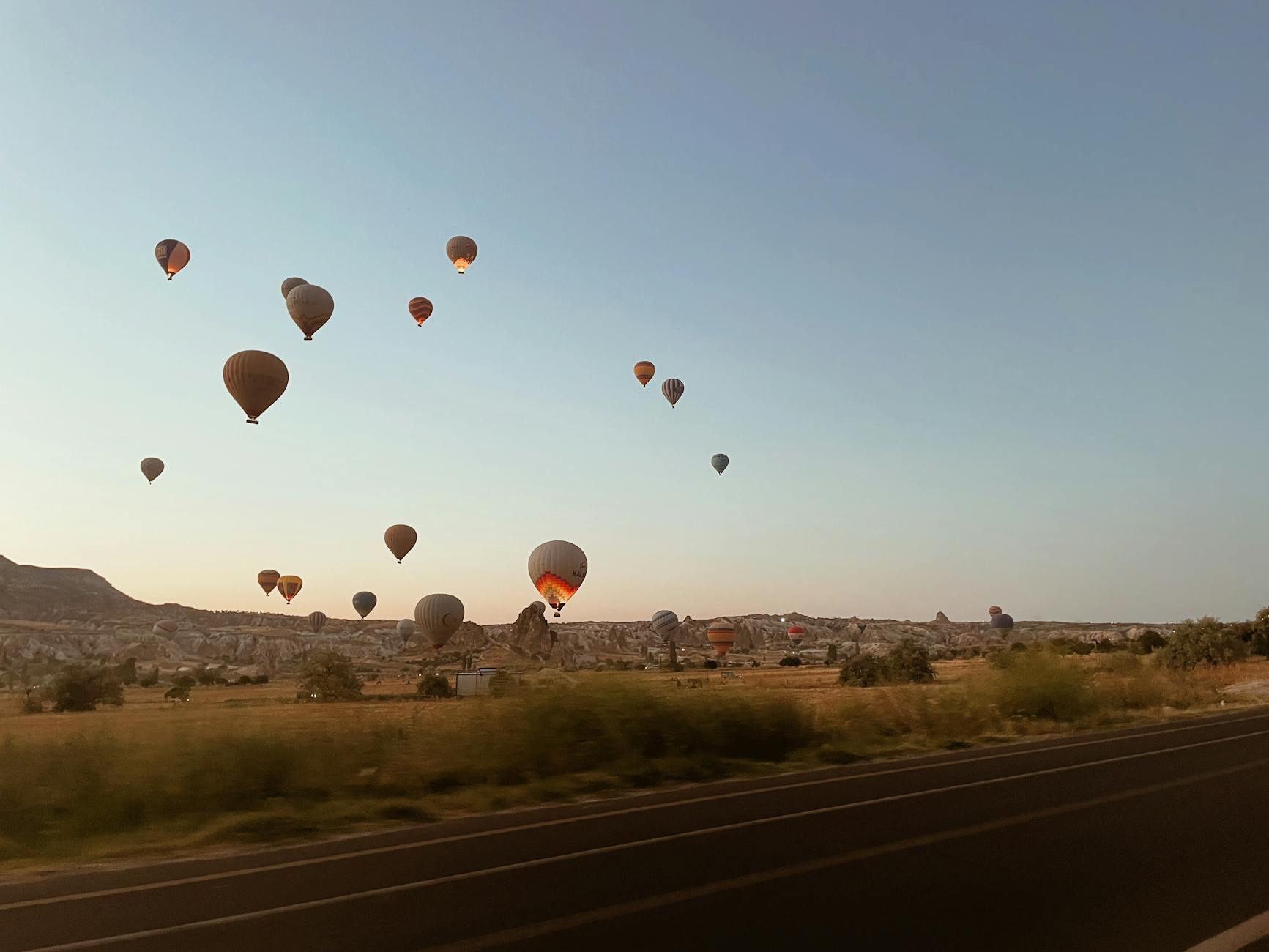 Kapadokya gün doğumunda sıcak hava balonları