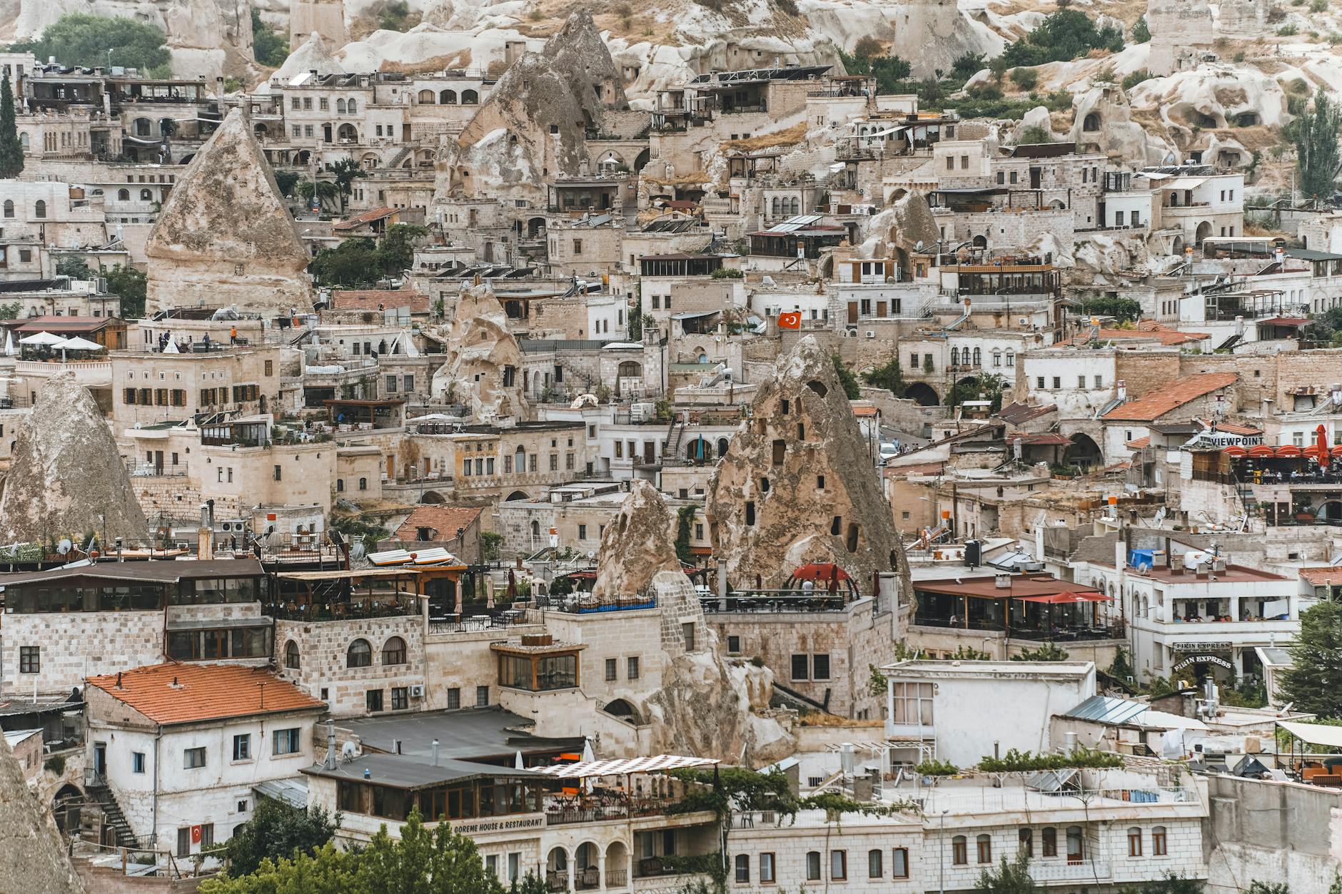Kapadokya kaya oluşumları ve taş mimari